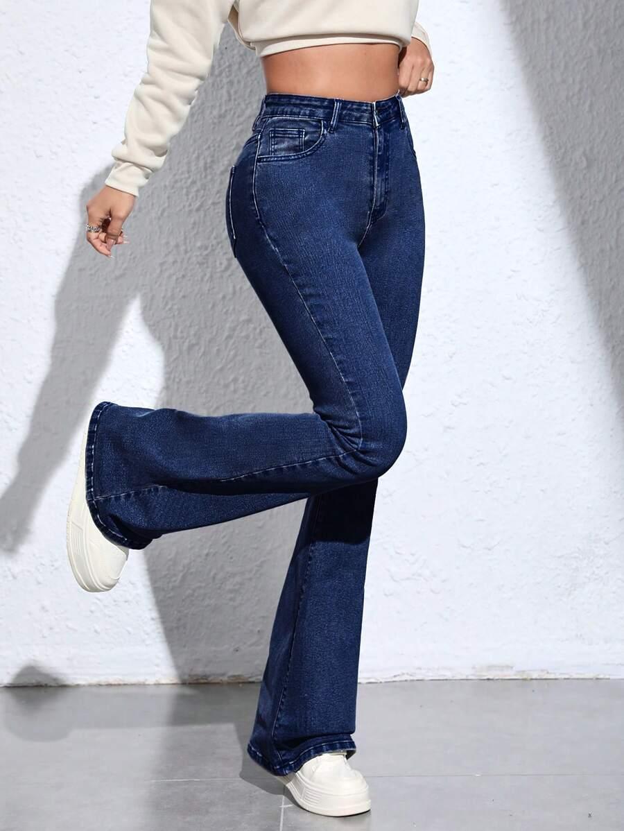 granatowe spodnie jeans