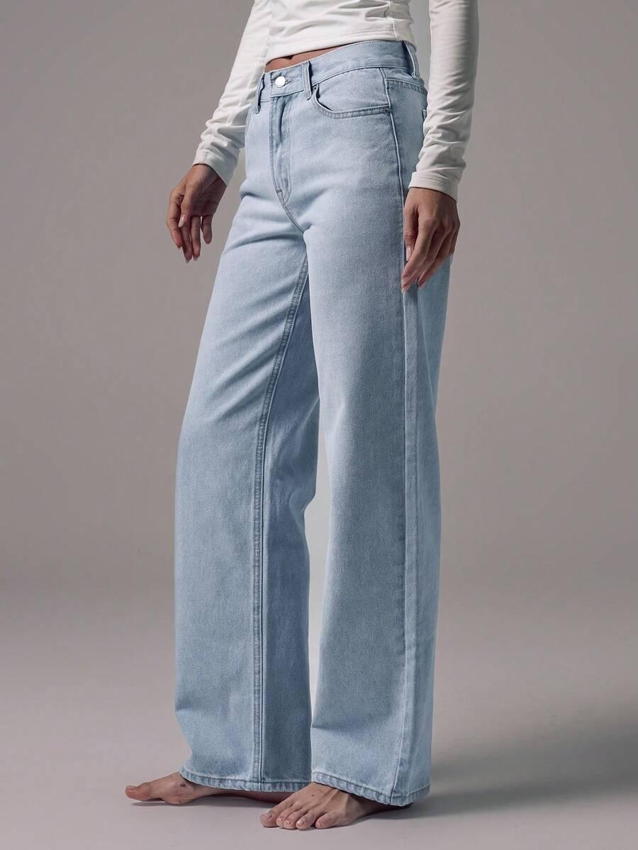 niebieskie spodnie jeans 
