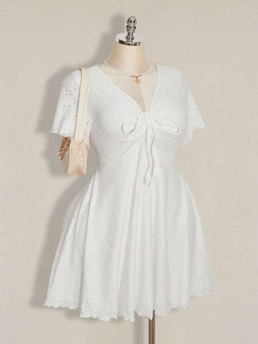 biała sukienka dekolt v 
