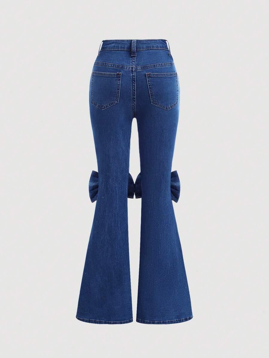 niebieskie spodnie jeans