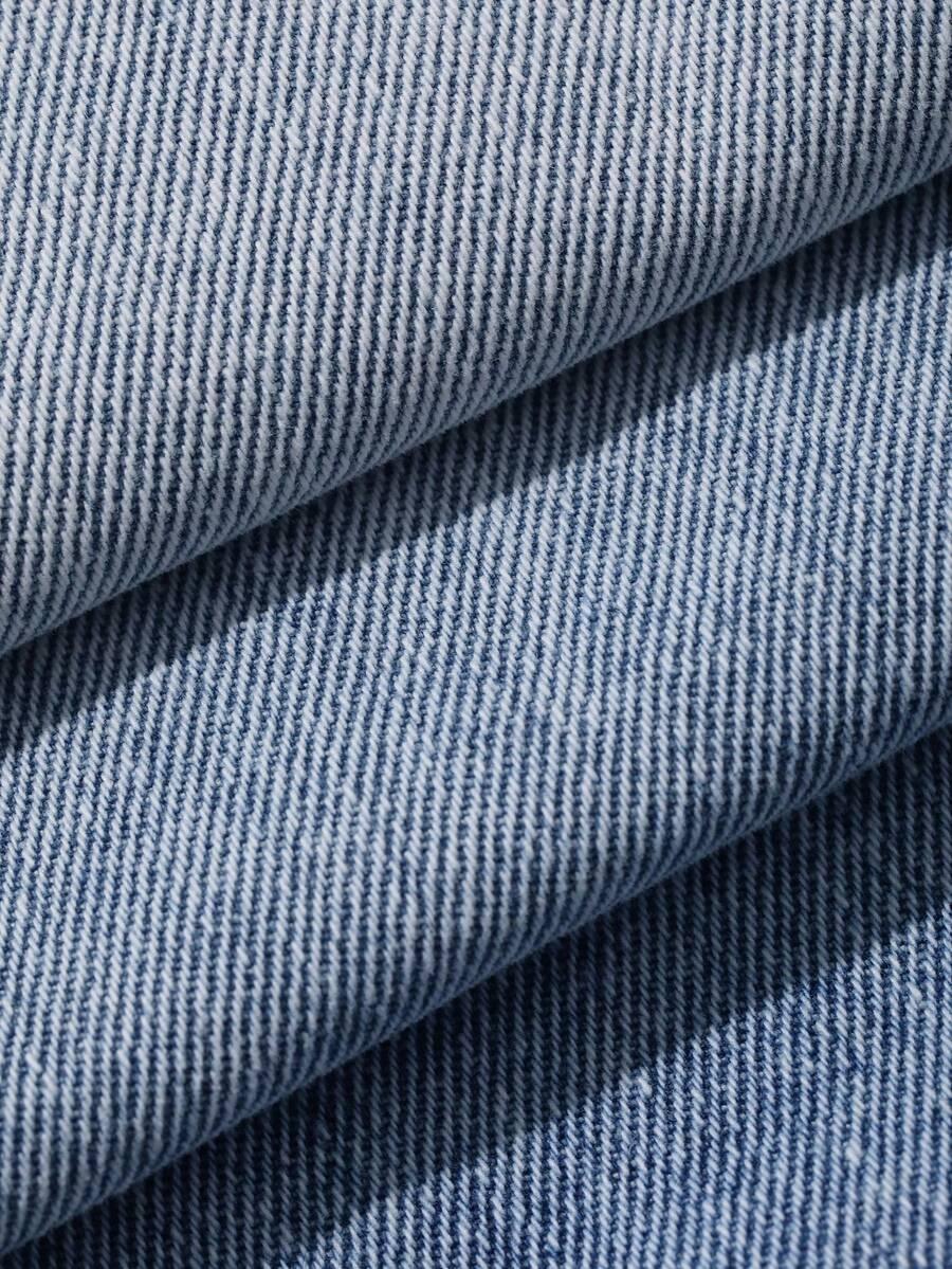 niebieskie spodnie jeans