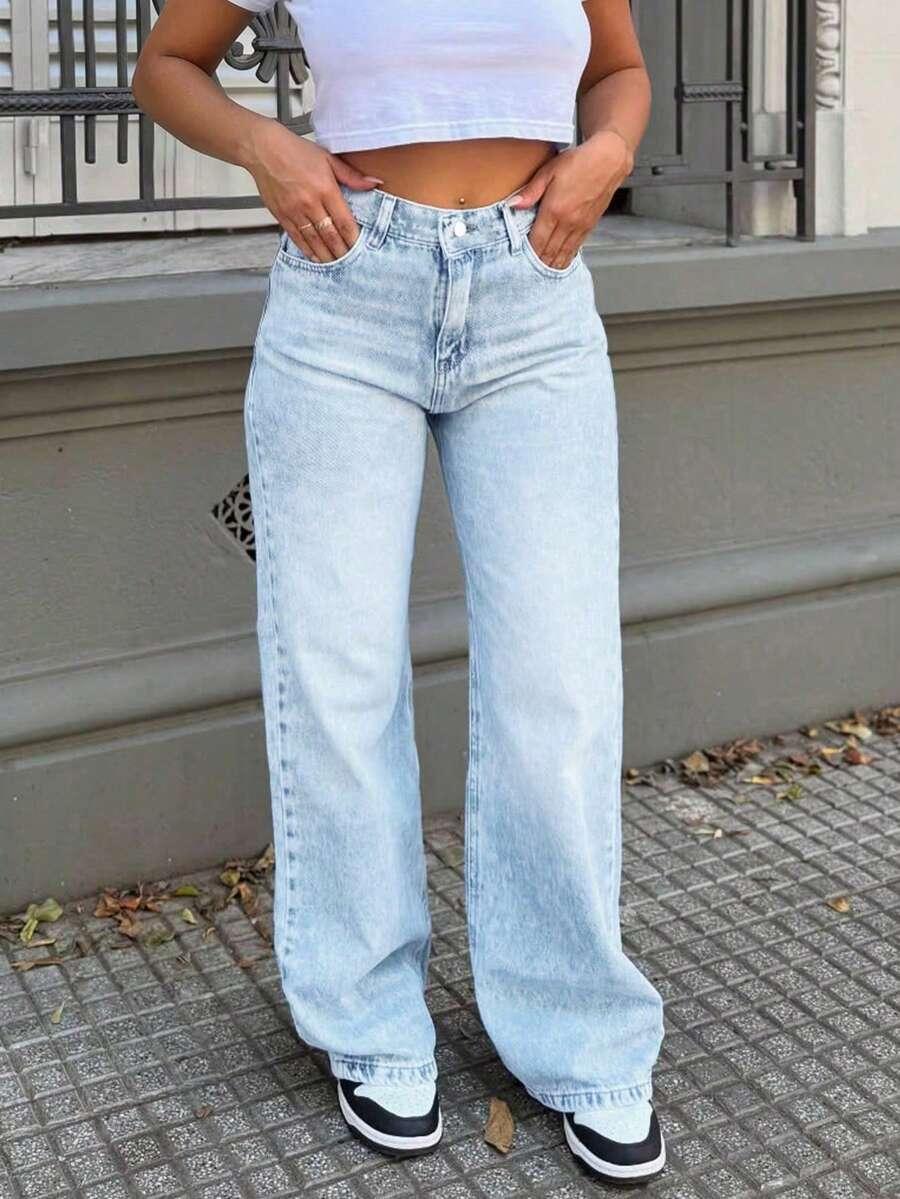niebieskie spodnie jeans