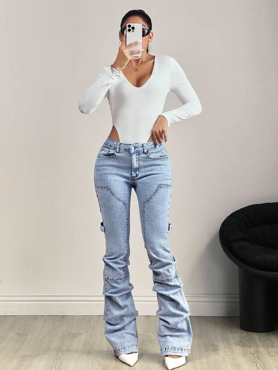 niebieskie spodnie jeans