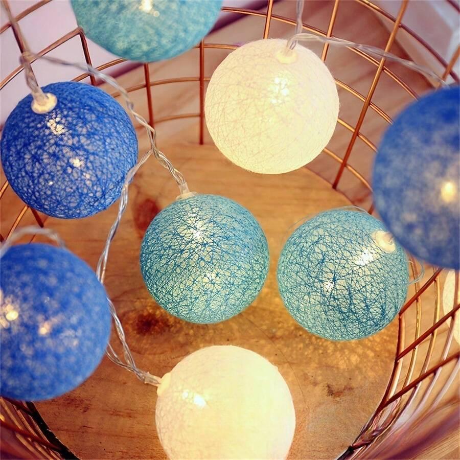 niebieskie lampki dekoracyjne