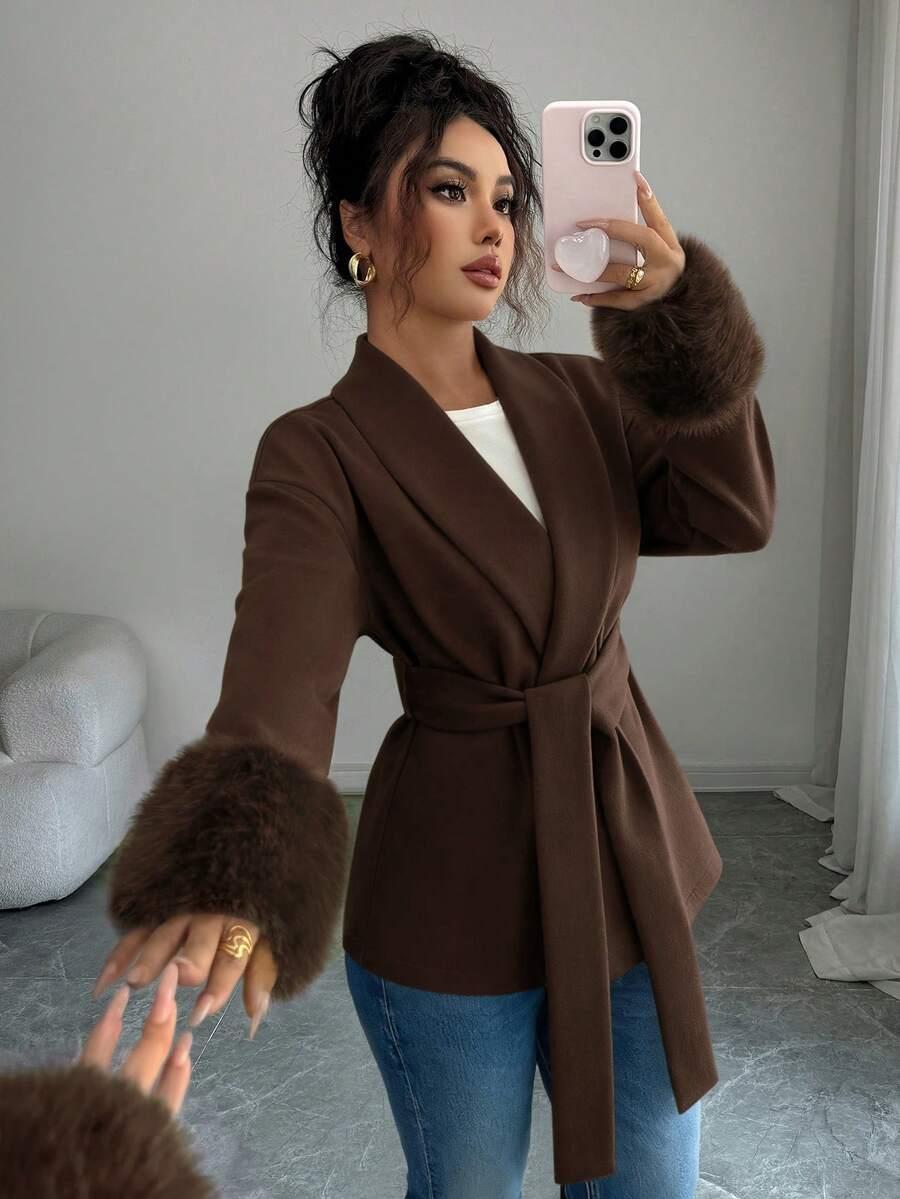 brązowy płaszcz guziki