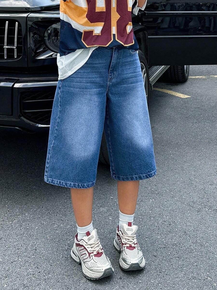 niebieskie spodenki jeans
