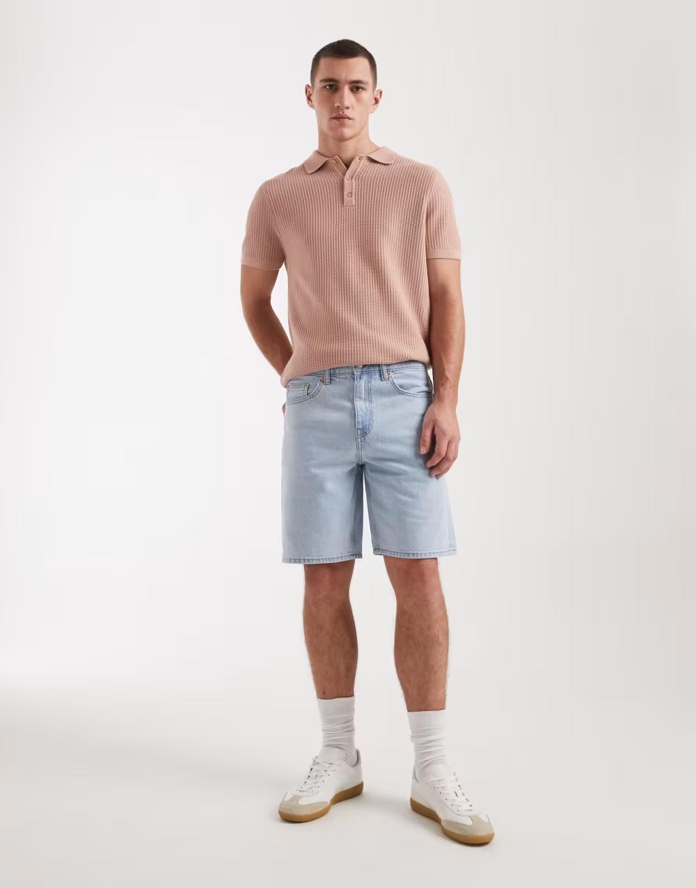 niebieskie spodnie jeans