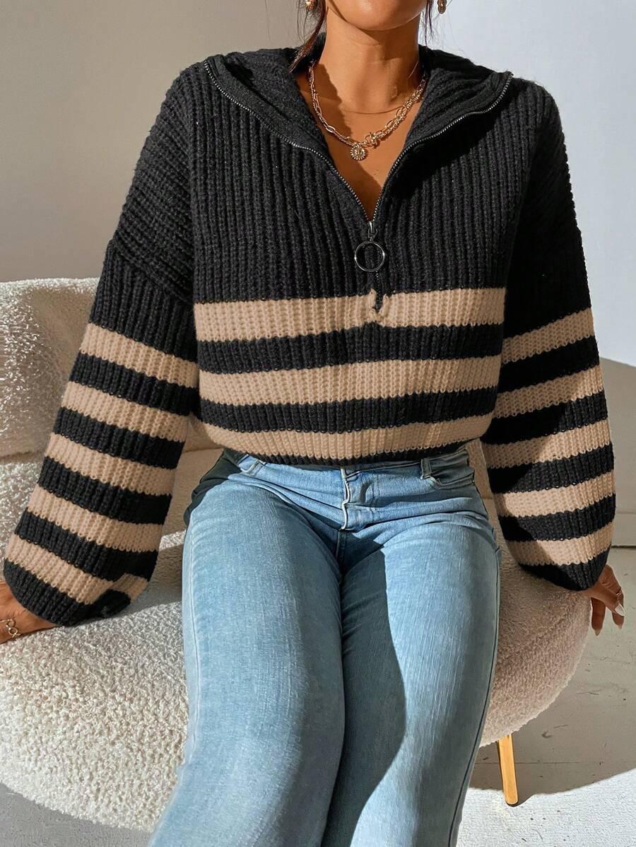 SWETER W PASKI Z ZAMKIEM