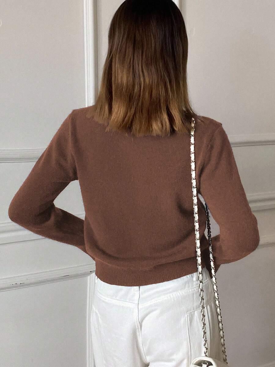 brązowy sweter okrągły dekolt