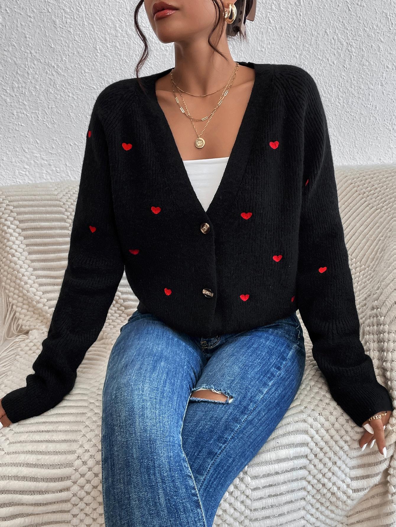 czarny sweter guziki