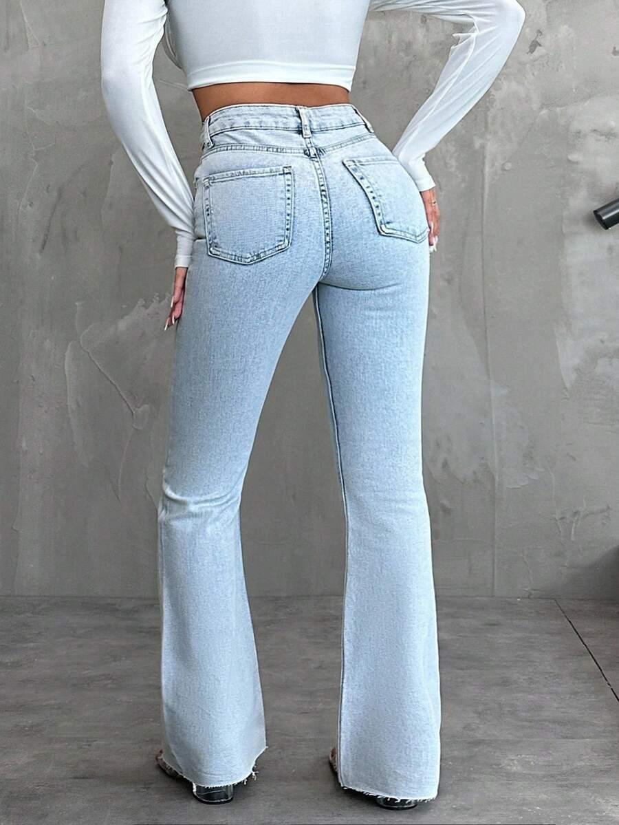 niebieskie spodnie jeans