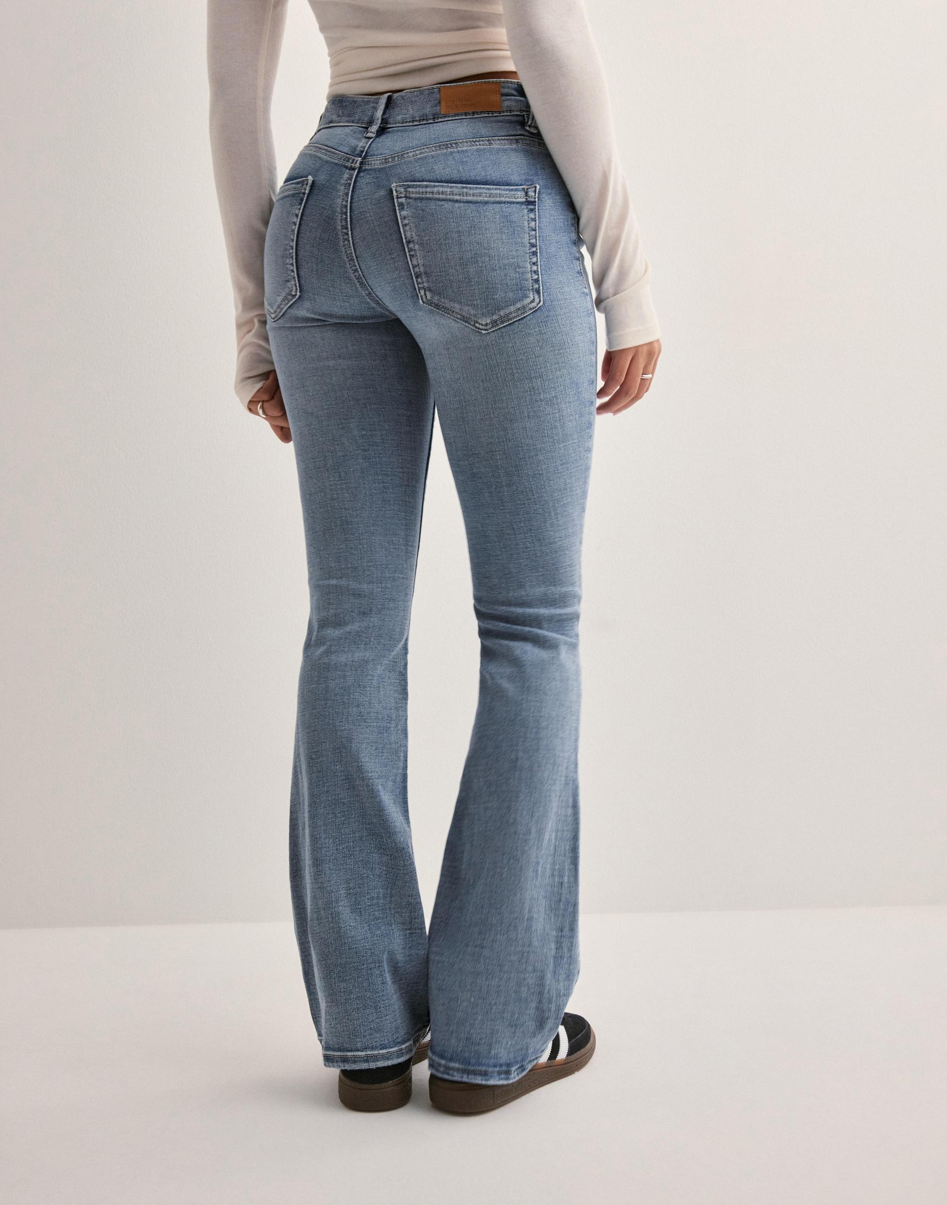 niebieskie spodnie jeans dzwony