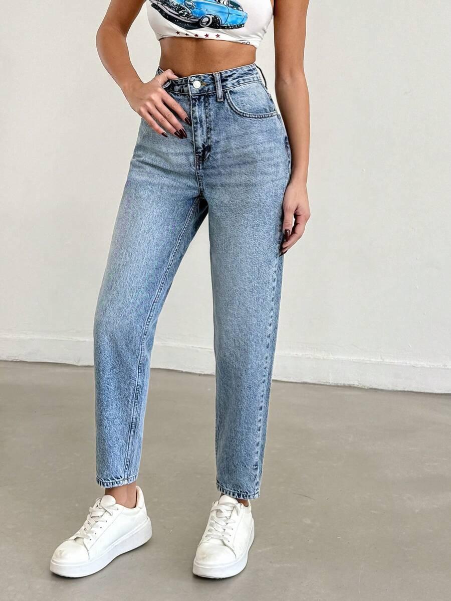 niebieskie spodnie jeans