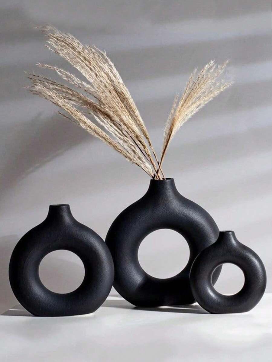 czarny wazon na kwiaty 
