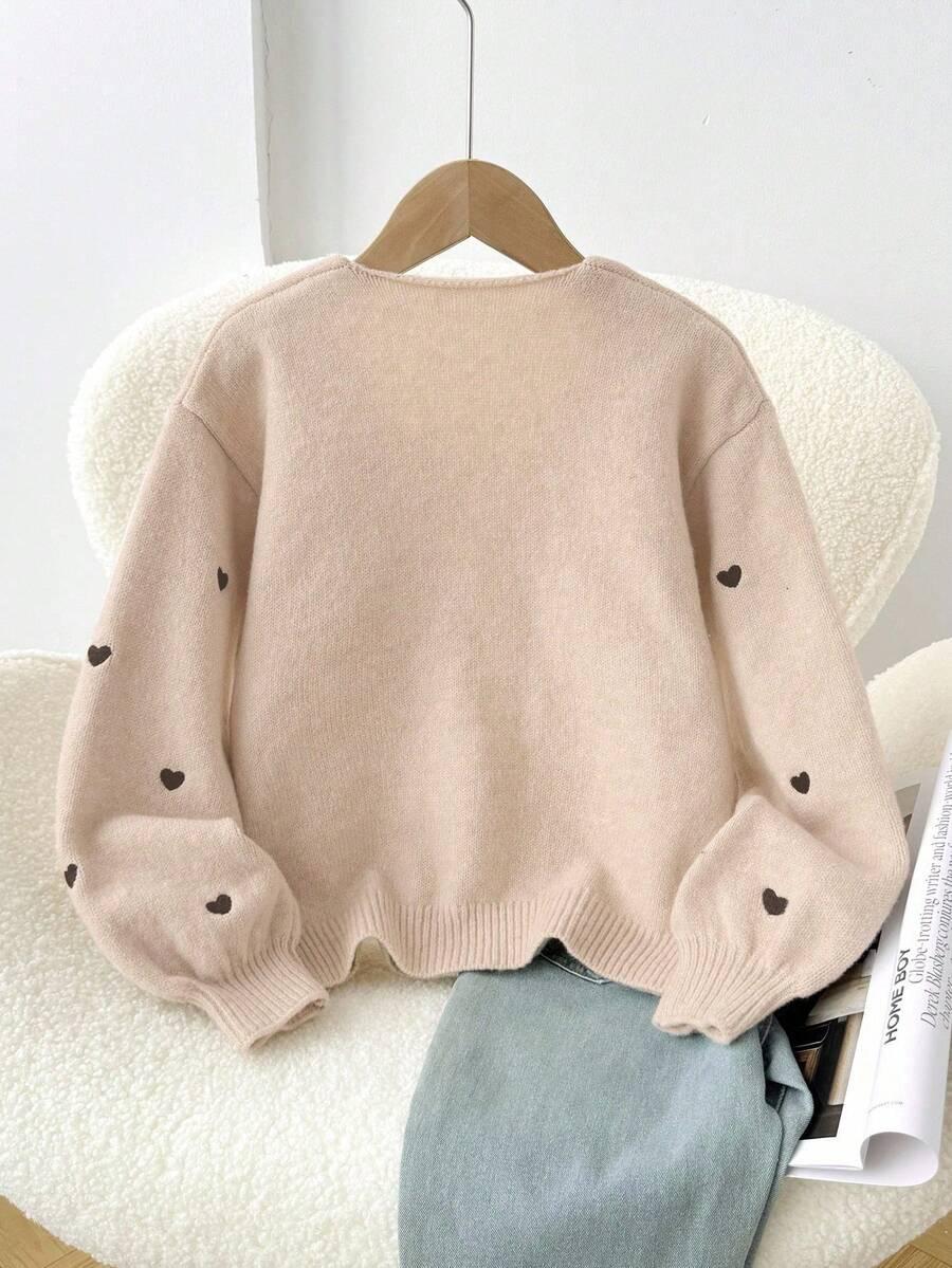beżowy sweter wzór serca