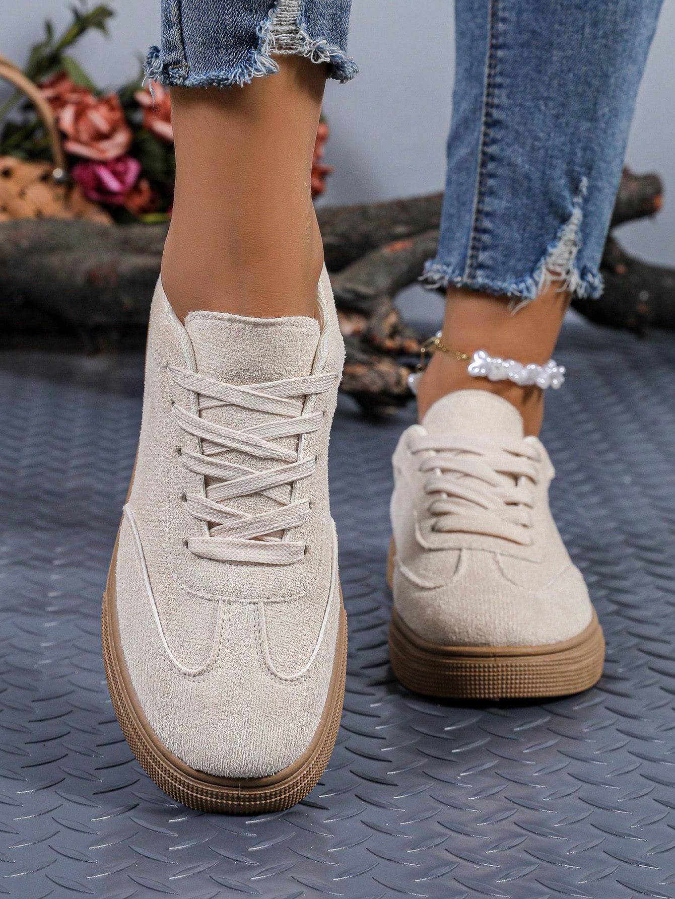 beżowe buty sportowe