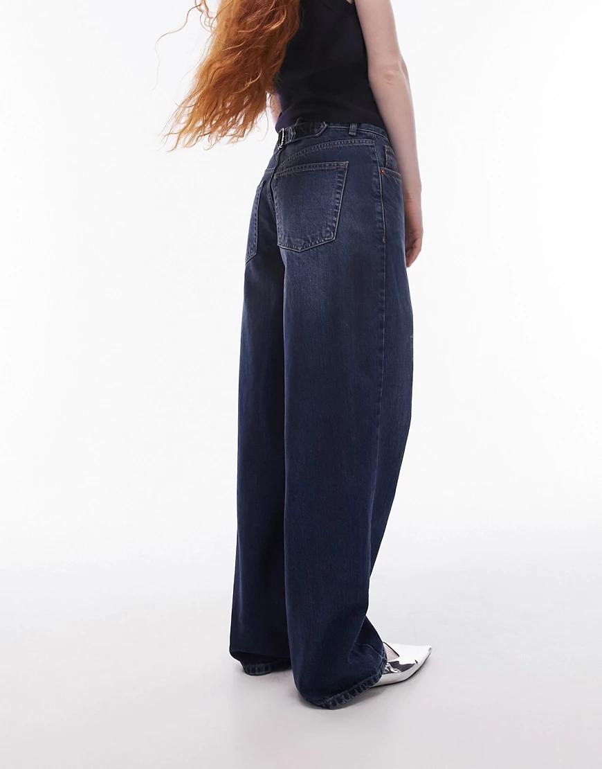 niebieskie spodnie jeans