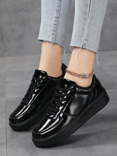 czarne buty sportowe