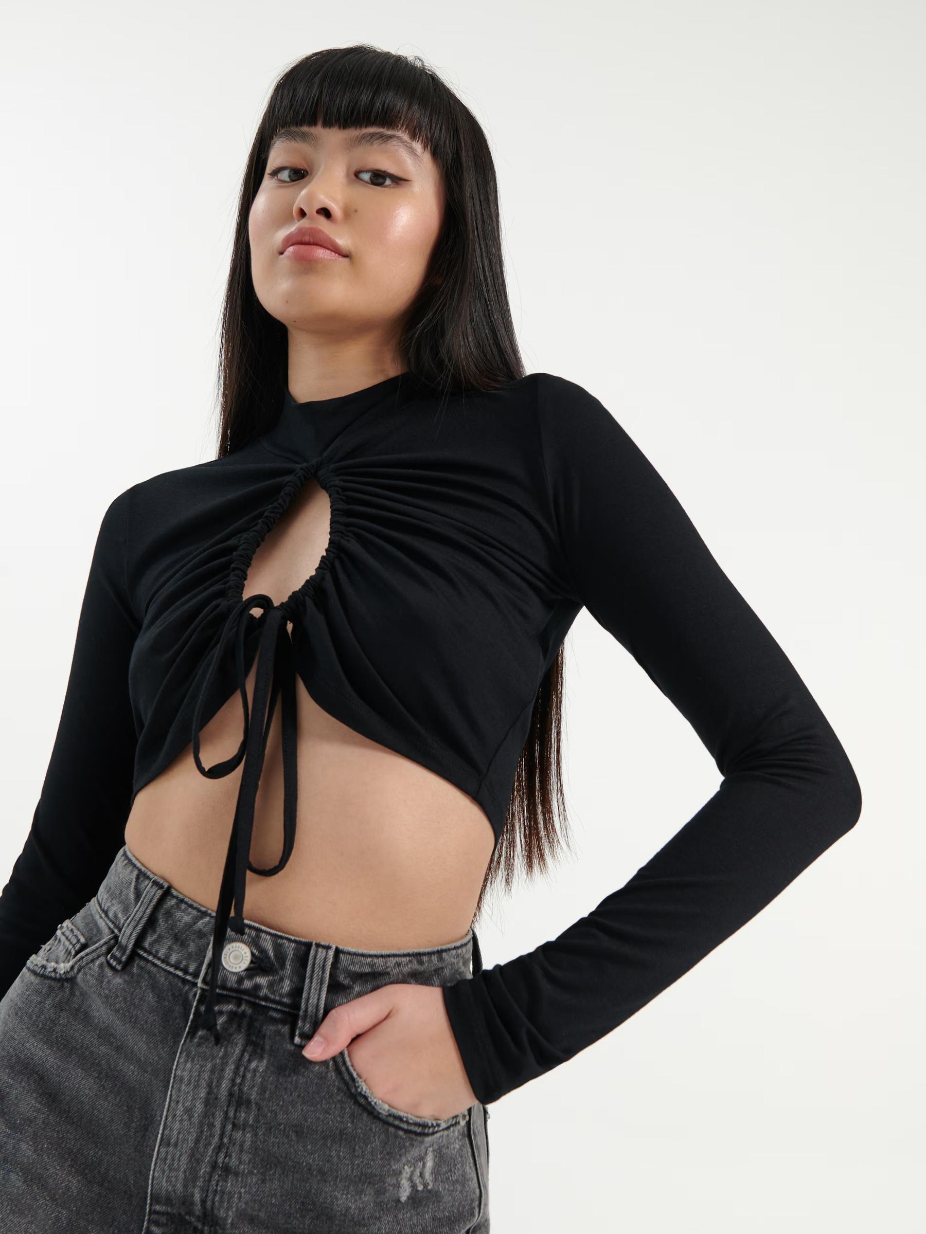 CZARNY CROP TOP DŁUGI RĘKAW WYCIĘCIE WIĄZANIE