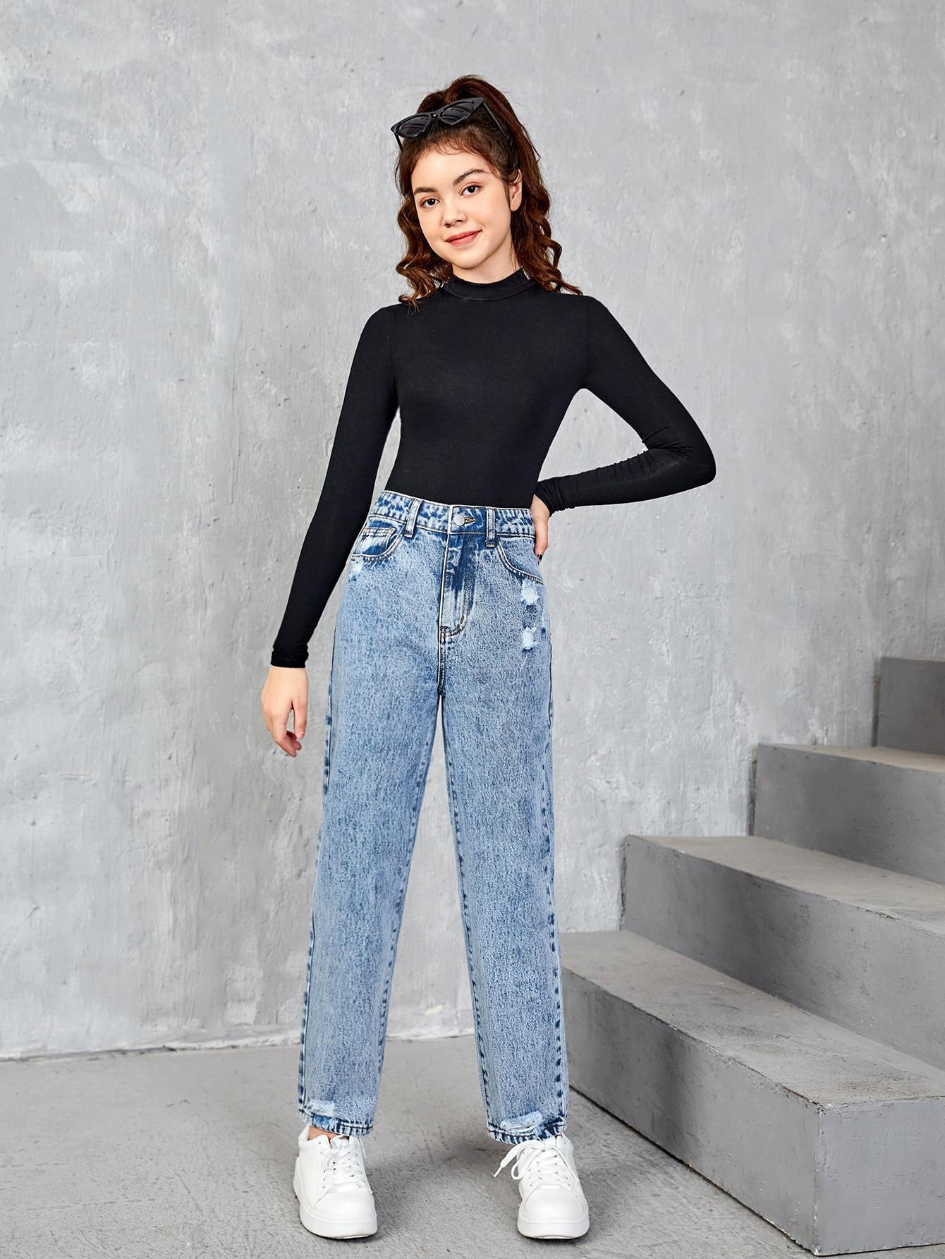 niebieskie spodnie jeans 