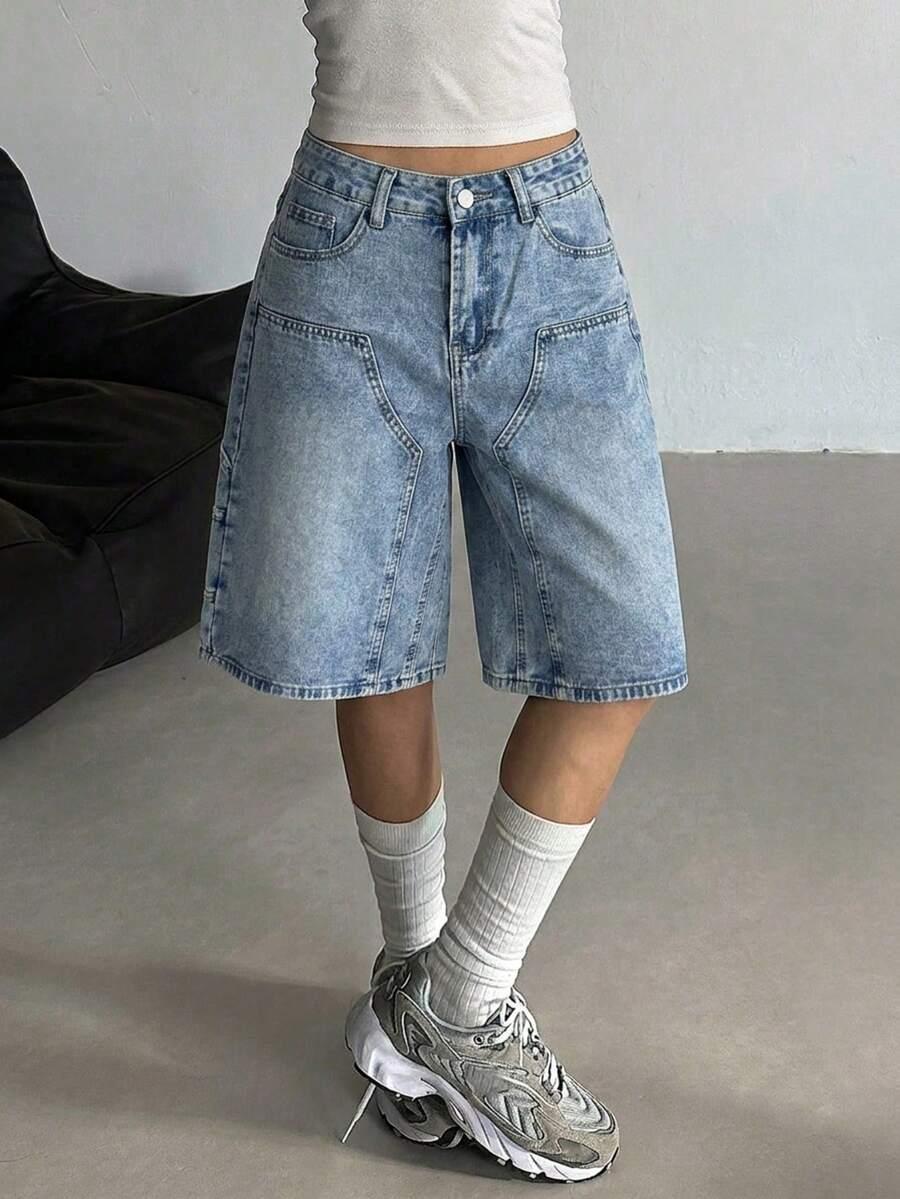 niebieskie spodenki jeans