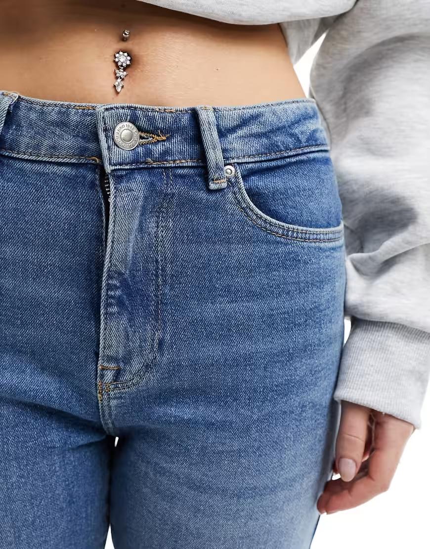 niebieskie spodnie jeans kieszenie