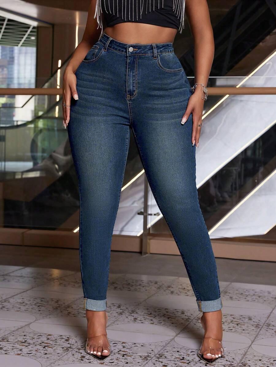 niebieskie spodnie jeans rurki