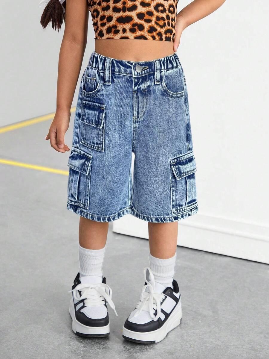 niebieskie spodenki jeans