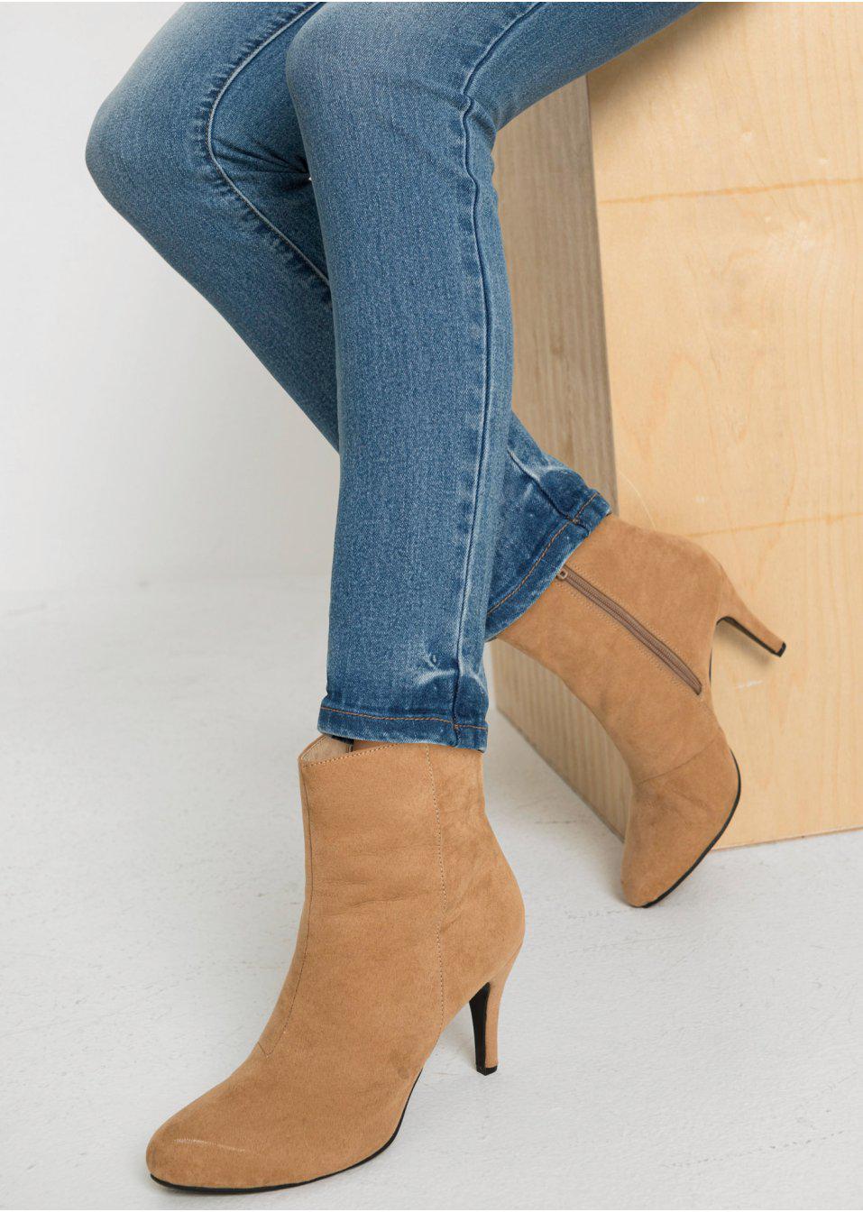 niebieskie spodnie jeans 