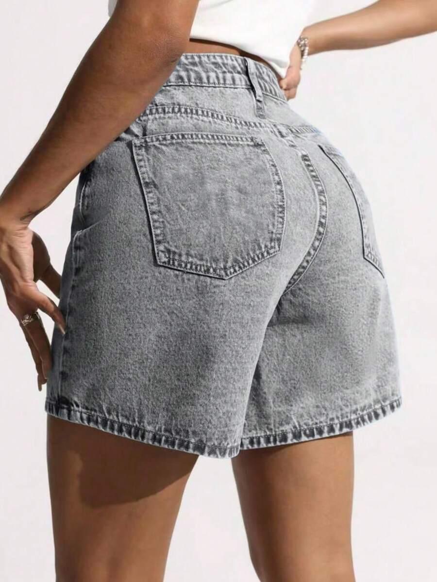 szare spodenki jeans
