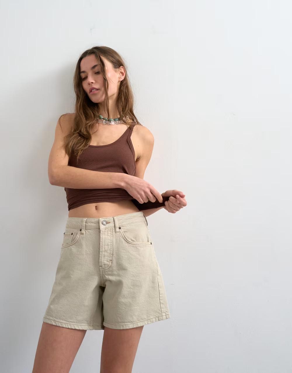 BEŻOWE SPODENKI JEANS