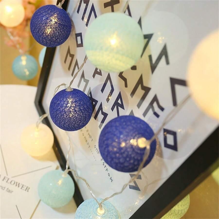 niebieskie lampki dekoracyjne