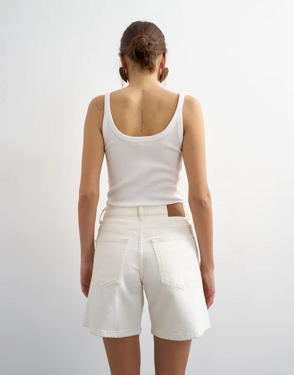 białe spodenki jeans kieszenie