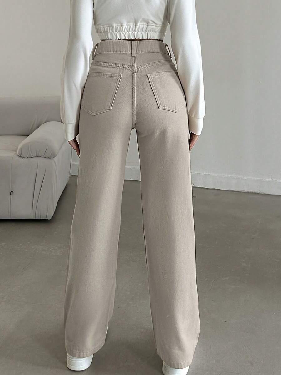 beżowe spodnie jeans