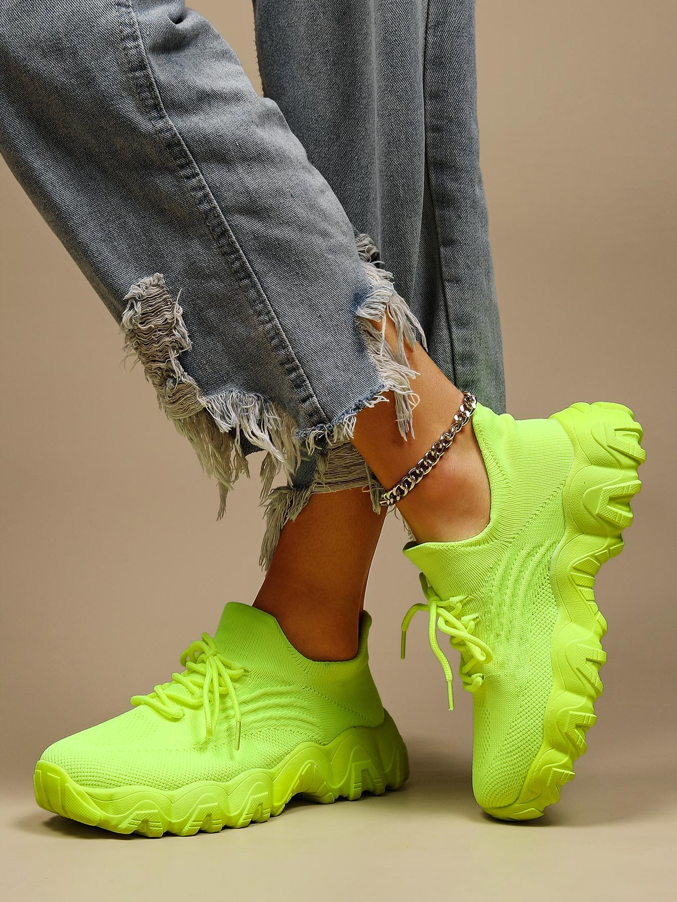 neonowe buty sportowe