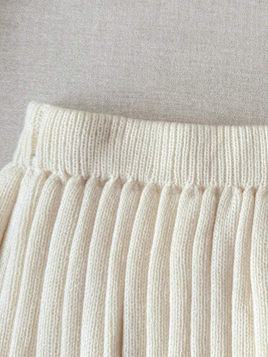 SWETER Z KOKARDKAMI