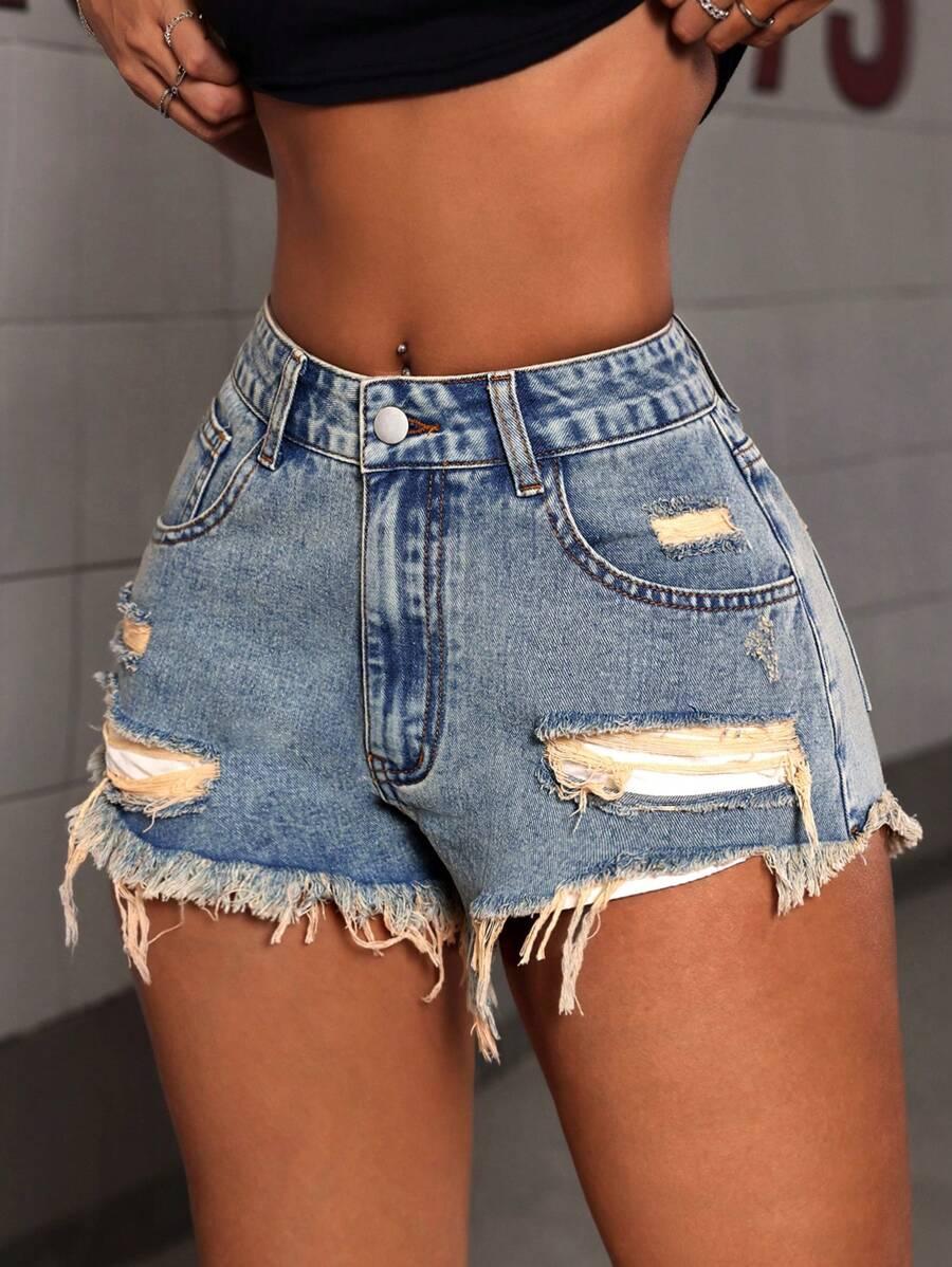niebieskie spodenki jeans