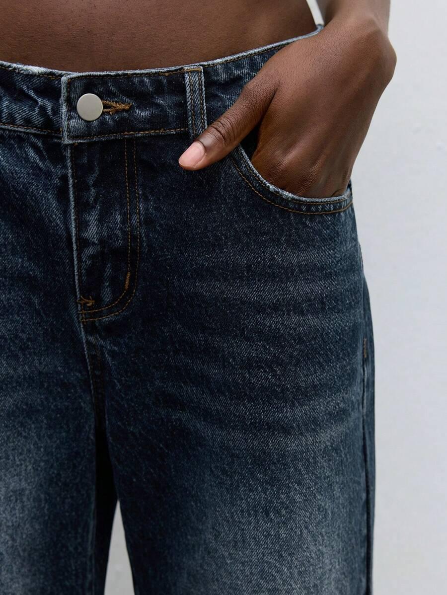 granatowe spodnie jeans