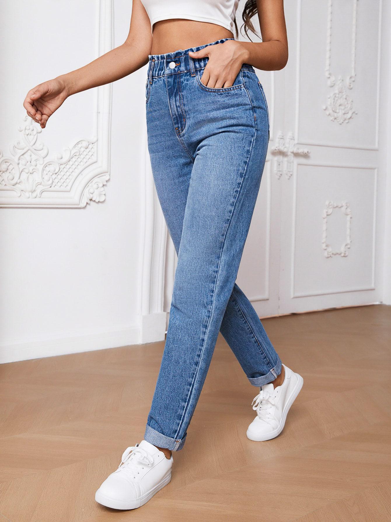 niebieskie spodnie jeans