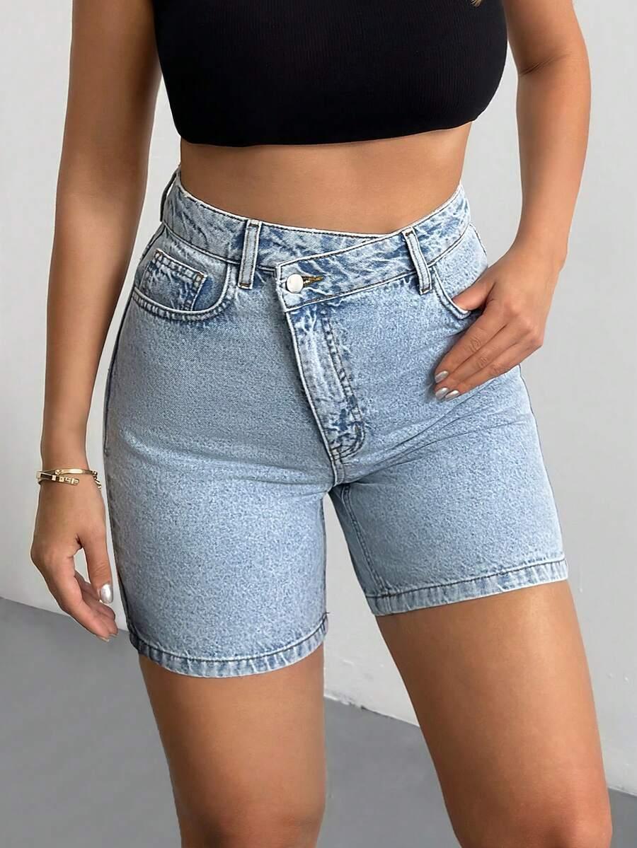 niebieskie spodenki jeans