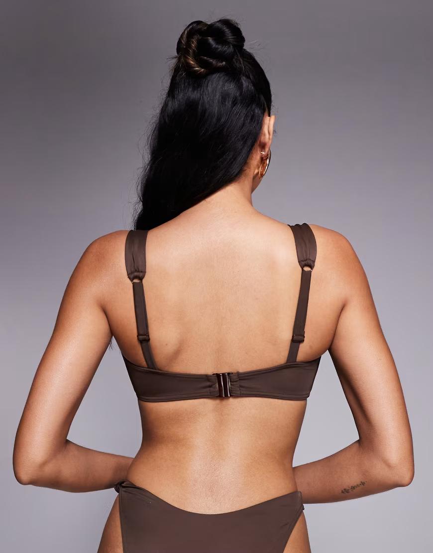 brązowa góra od bikini