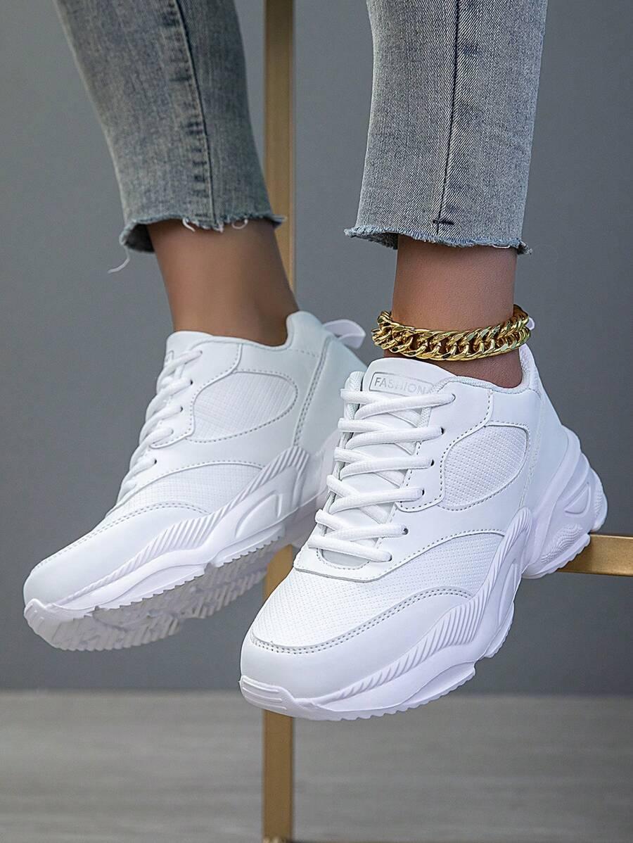 białe sznurowane buty sportowe