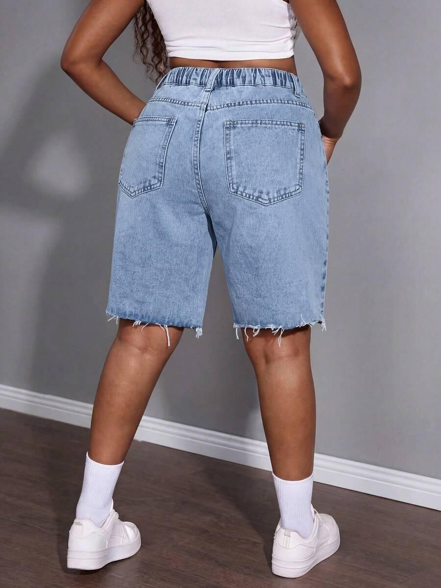 niebieskie krótkie spodenki jeans