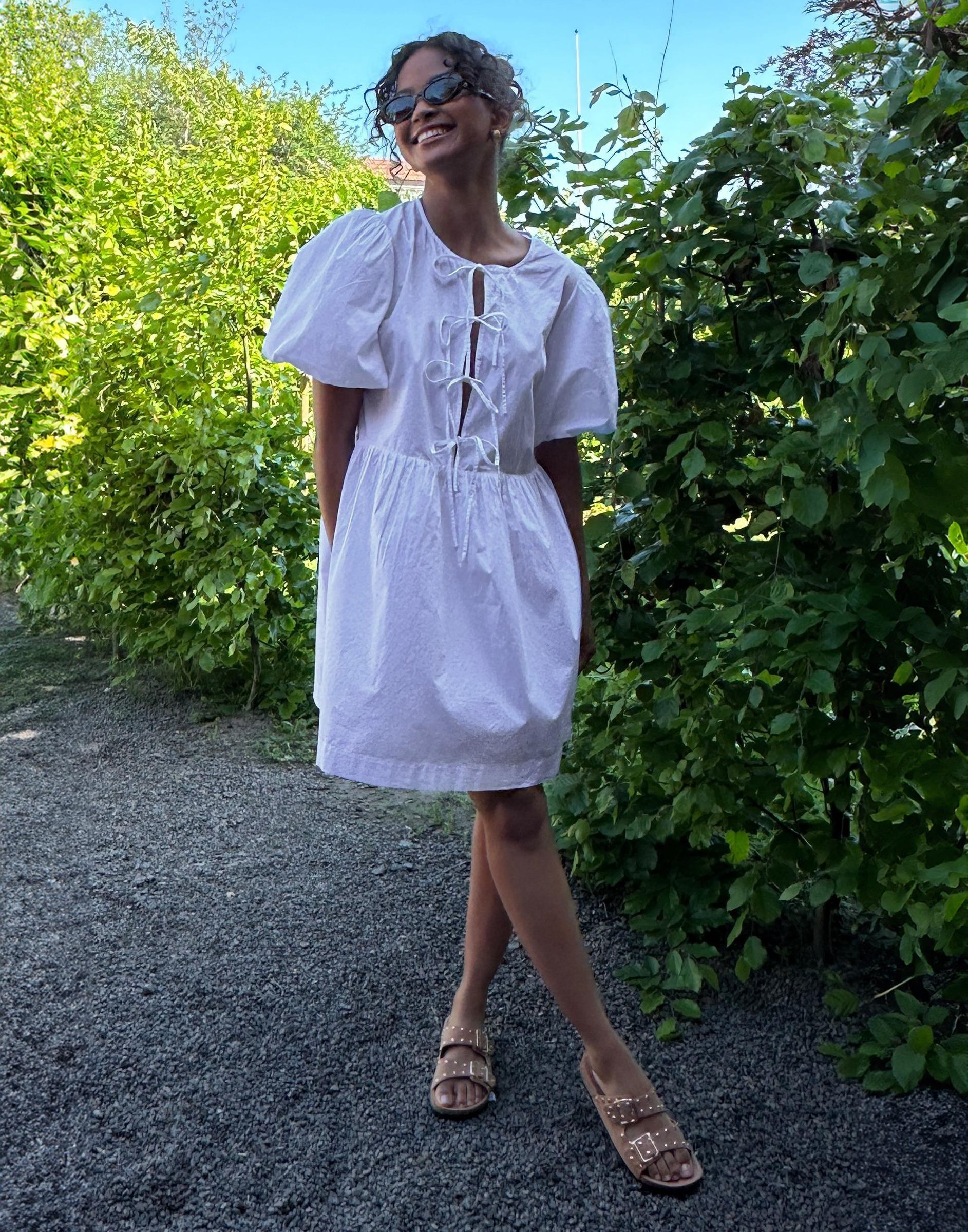 BIAŁA MINI SUKIENKA BUFKI WIĄZANIE