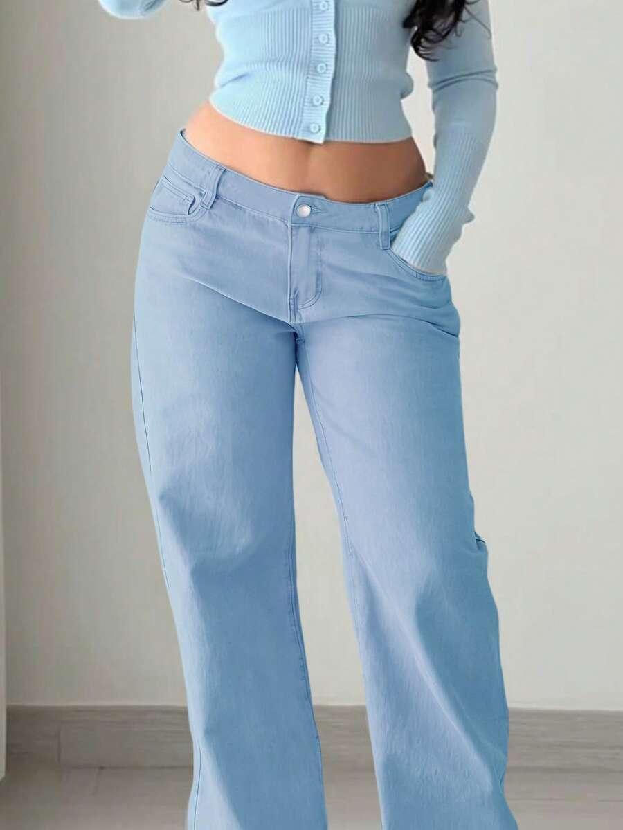 niebieskie spodnie jeans