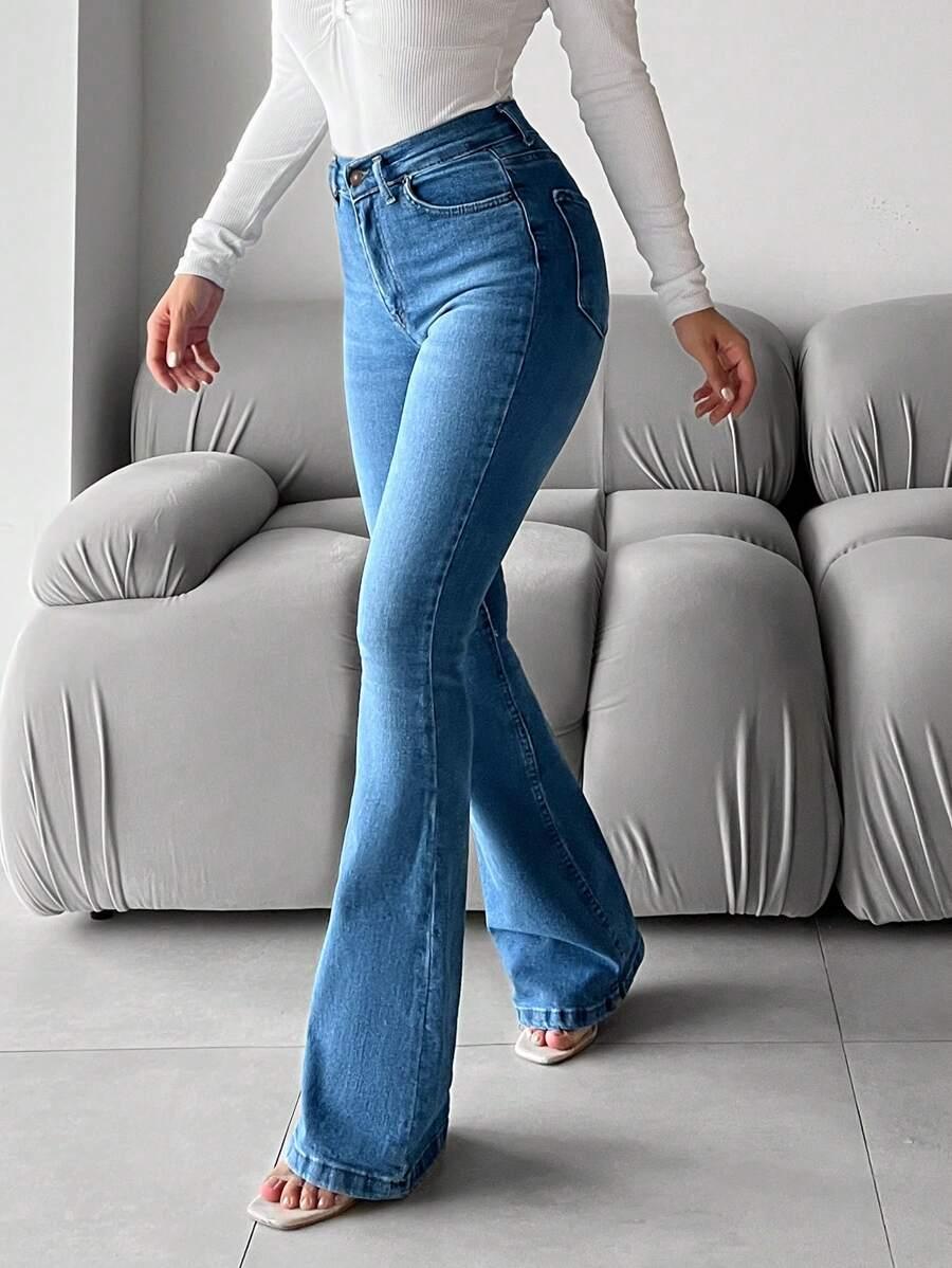 niebieskie spodnie jeans