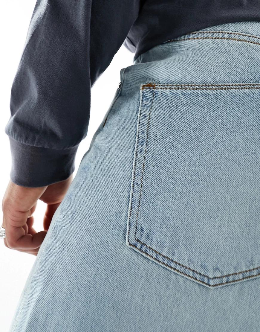 niebieskie proste spodnie jeans