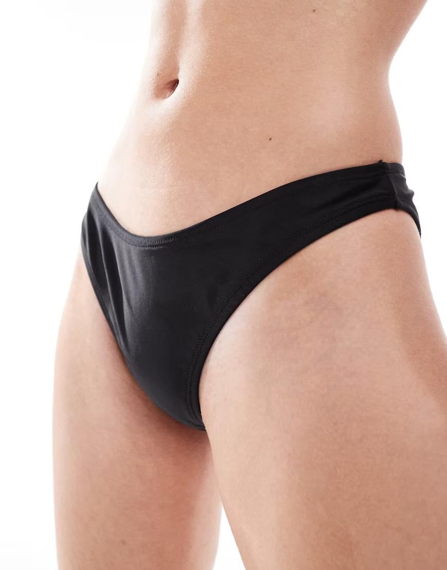 biały dół od bikini 