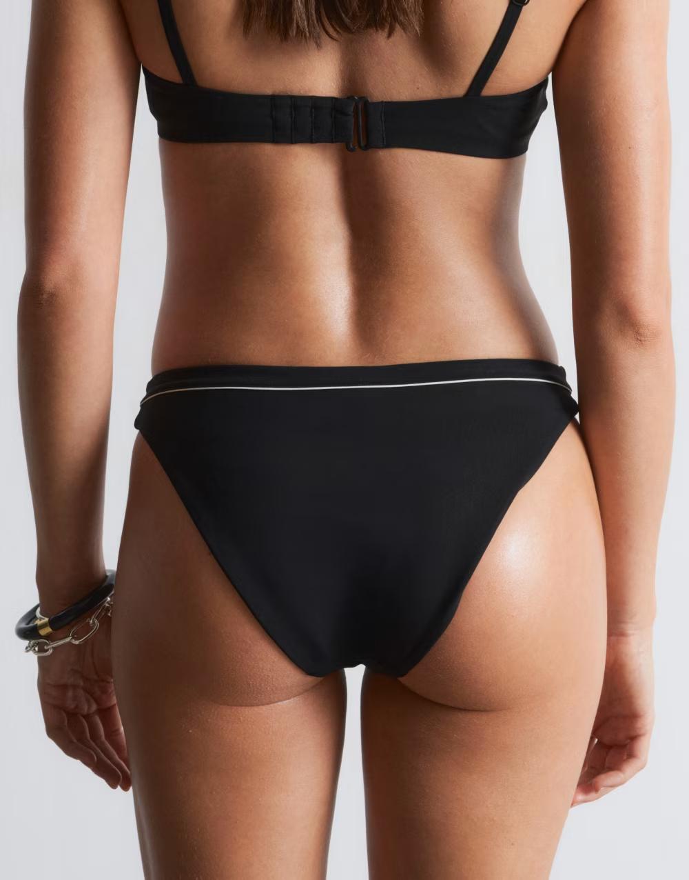 CZARNY DÓŁ OD BIKINI kontrast