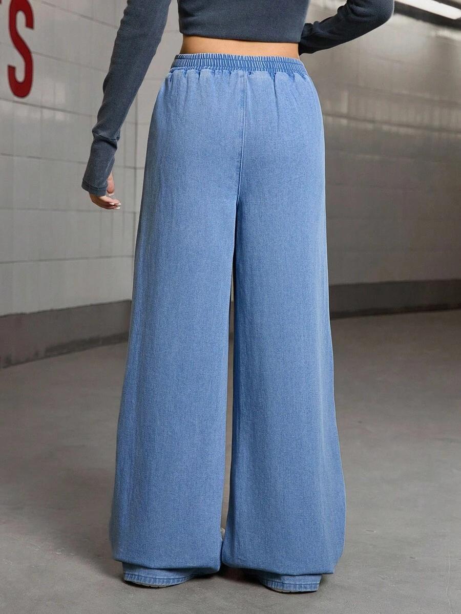 niebieskie spodnie jeans
